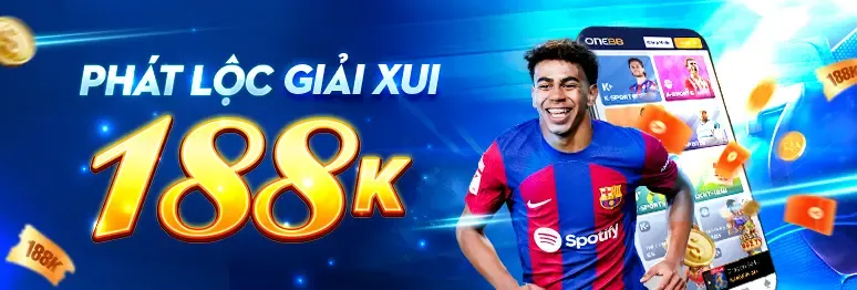 Tay vợt đang thực hiện cú giao bóng uy lực trên sân đất nện của một giải Grand Slam